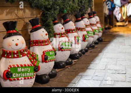 Adorables figurines de bonhomme de neige joyeux Noël alignées au festival du marché de Noël de Gand (Gand). Banque D'Images