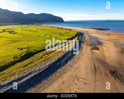 Conwy Caernarvonshire Golf Club et Morfa Beach en décembre vue aérienne du nord du pays de Galles, Royaume-Uni Banque D'Images