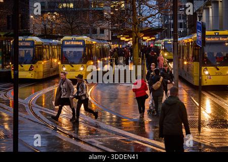Tramways en soirée à St Peters Square dans le centre-ville de Manchester Banque D'Images