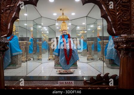 Une statue de gourou hindou SAI Baba avec de multiples reflets. Il est considéré comme un saint. Au temple Geeta à Corona, Queens, New York. Banque D'Images