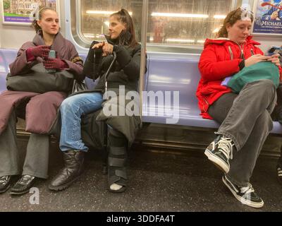 Les coureurs du métro à New York le mercredi 10 décembre 2025. (© Frances M. Roberts) Banque D'Images