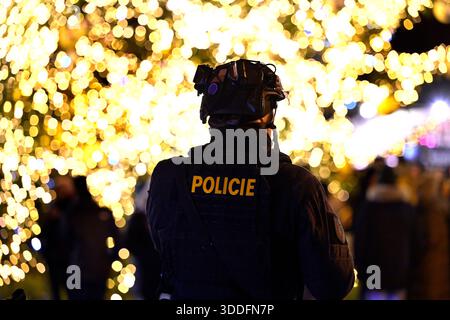 Prague, République tchèque. 31 décembre 2025. Des milliers de policiers superviseront la sécurité lors des célébrations du nouvel an dans toute la République tchèque. Photo de la police sur la place de la vieille ville à Prague, République tchèque, le 31 décembre 2025. Crédit : Katerina Sulova/CTK photo/Alamy Live News Banque D'Images