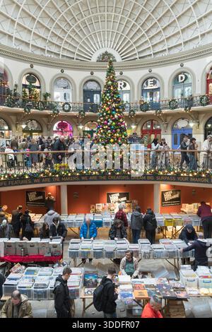 Foire record à Leeds Corn Exchange décorée pour Noël, Yorkshire, Angleterre Banque D'Images