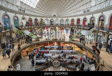 Foire record à Leeds Corn Exchange décorée pour Noël, Yorkshire, Angleterre Banque D'Images