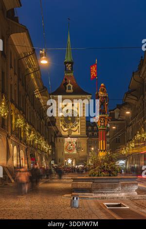 Berne, Suisse - décembre 28. 2025 : fontaine Zahringen et tour de l'horloge Zytglogge dans Kramgasse Alley dans le vieux centre-ville de Berne dans le Hol de Noël Banque D'Images
