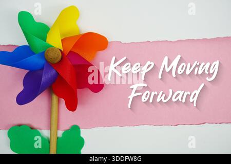 Continuez à avancer le message de citations motivantes et inspirantes sur fond rose Banque D'Images