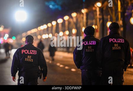 Berlin, Allemagne. 31 décembre 2025. Les policiers marchent le long de la rue du 17 juin. Crédit : Britta Pedersen/dpa/Alamy Live News Banque D'Images