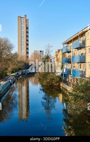 Le Grand Union canal en hiver près de Kensal Town, Londres Royaume-Uni, avec la Tour Trellick Banque D'Images