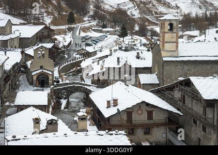 Vue aérienne de Chianale pendant la saison d'hiver, un village alpin typique dans la région du Piémont, Italie Banque D'Images