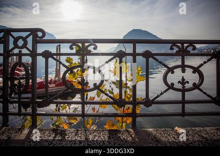 Automne vers le bas de Lugano vue sur le lac à travers une balustrade, Tessin, Suisse Banque D'Images