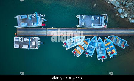Aerial Dock et bateaux sur le paisible lac Harbor Top Down Banque D'Images
