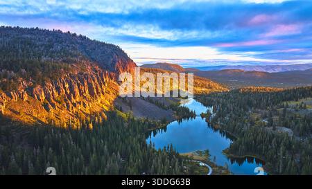Lever de soleil aérien sur Mountain Lake et Forest en Californie vue panoramique Banque D'Images
