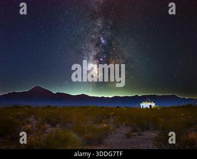 La voie lactée sur Desert Temple et montagnes sous le ciel nocturne à Indian Springs Nevada Banque D'Images