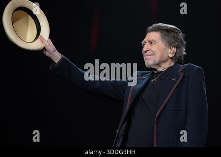 Le chanteur Joaquin Sabina se produit lors d'un concert à la Movistar Arena, le 30 novembre 2025 à Madrid, Espagne avec : Joaquin Sabina où : Madrid, Espagne quand : 30 novembre 2025 crédit : Oscar Gonzalez/WENN Banque D'Images