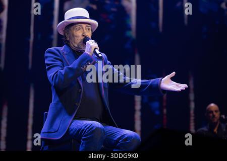 Le chanteur Joaquin Sabina se produit lors d'un concert à la Movistar Arena, le 30 novembre 2025 à Madrid, Espagne avec : Joaquin Sabina où : Madrid, Espagne quand : 30 novembre 2025 crédit : Oscar Gonzalez/WENN Banque D'Images