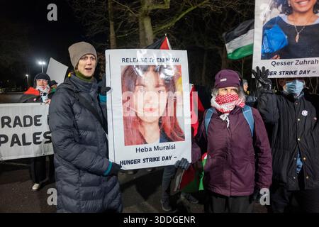 Crédit obligatoire : les activistes pro-Palestine de Garry Clarkson manifestent devant la prison de New Hall à Wakefield, dans le nord de l'Angleterre, où Heba Muraisi, prisonnière liée à l'action palestinienne, est actuellement en grève de la faim. Les manifestants ont franchi les cordons de police pour manifester devant le HMP New Hall en scandant « nous ne sommes pas les terroristes » et en exigeant que Muraisi soit renvoyée au HMP Bronzefield, où elle a été placée à l'origine avant d'être déplacée à plus de 100 kilomètres de son réseau de soutien, l'isolant ainsi de ses amis et de sa famille, qu'elle n'a pas vus depuis de nombreux mois. Muraisi est maintenant au jour 60 de sa faim s. Banque D'Images