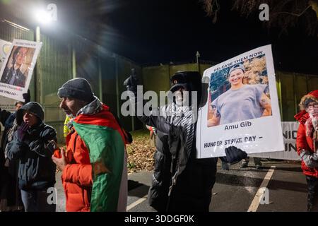 Crédit obligatoire : les activistes pro-Palestine de Garry Clarkson manifestent devant la prison de New Hall à Wakefield, dans le nord de l'Angleterre, où Heba Muraisi, prisonnière liée à l'action palestinienne, est actuellement en grève de la faim. Les manifestants ont franchi les cordons de police pour manifester devant le HMP New Hall en scandant « nous ne sommes pas les terroristes » et en exigeant que Muraisi soit renvoyée au HMP Bronzefield, où elle a été placée à l'origine avant d'être déplacée à plus de 100 kilomètres de son réseau de soutien, l'isolant ainsi de ses amis et de sa famille, qu'elle n'a pas vus depuis de nombreux mois. Muraisi est maintenant au jour 60 de sa faim s. Banque D'Images