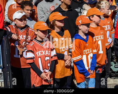 Orlando, Floride, États-Unis. Orlando, Floride, États-Unis. 31 décembre 2025. Jeune fan des Texas Longhorns lors de la marche de l'équipe avant le Cheez-ITS Bowl à Orlando, FL. Romeo T Guzman/Cal Sport Media/Alamy Live News crédit : Cal Sport Media/Alamy Live News Banque D'Images