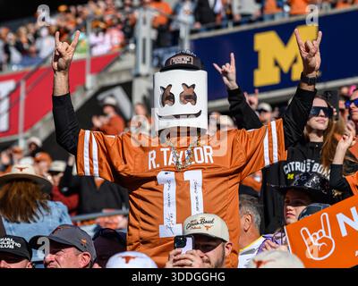 Orlando, Floride, États-Unis. Orlando, Floride, États-Unis. 31 décembre 2025. Le Texas Longhorns est fan lors de la première mi-temps du Cheez-ITS Bowl contre les Michigan Wolverines à Orlando, en Floride. Romeo T Guzman/Cal Sport Media/Alamy Live News crédit : Cal Sport Media/Alamy Live News Banque D'Images