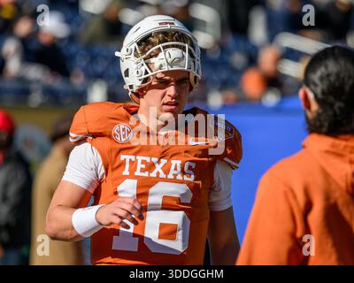 Orlando, Floride, États-Unis. Orlando, Floride, États-Unis. 31 décembre 2025. Le quarterback des Texas Longhorns Arch Manning (16 ans) lors des échauffements avant le Cheez-ITS Bowl à Orlando, en Floride. Romeo T Guzman/Cal Sport Media/Alamy Live News crédit : Cal Sport Media/Alamy Live News Banque D'Images