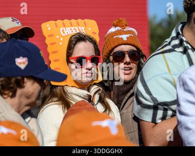 Orlando, Floride, États-Unis. Orlando, Floride, États-Unis. 31 décembre 2025. Fan des Texas Longhorns lors de la marche de l'équipe avant le Cheez-ITS Bowl à Orlando, FL. Romeo T Guzman/Cal Sport Media/Alamy Live News crédit : Cal Sport Media/Alamy Live News Banque D'Images