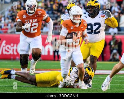Orlando, Floride, États-Unis. Orlando, Floride, États-Unis. 31 décembre 2025. Texas Longhorns quarterback Arch Manning (16 ans) pendant la première moitié du Cheez-ITS Bowl a à Orlando, FL. Romeo T Guzman/Cal Sport Media/Alamy Live News crédit : Cal Sport Media/Alamy Live News Banque D'Images