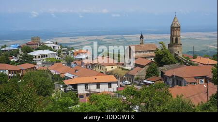 Vue panoramique d'une ville avec des bâtiments d'église et la campagne environnante, église de membres George, Sighnaghi, Signagi, province de Kakheti, Grand Caucas Banque D'Images
