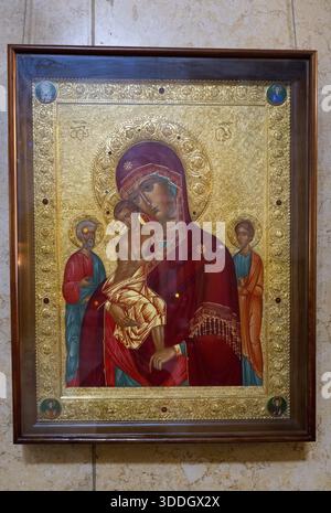 Icône de la mère de Dieu et de l'enfant, situé dans un cadre doré richement décoré, cathédrale de Sameba, cathédrale de la Trinité, Tbilissi, Géorgie Banque D'Images