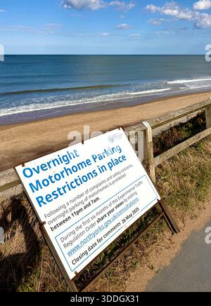 Un panneau de restriction de stationnement de camping-car de nuit à un emplacement côtier au Royaume-Uni Banque D'Images