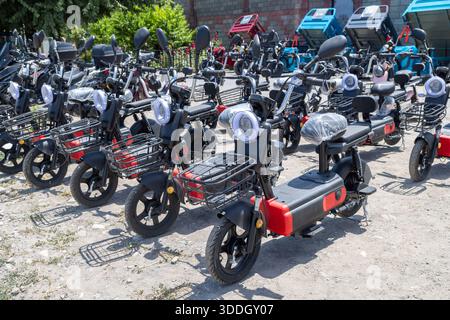 De nombreux scooters électriques chinois abordables sont en vente dans la rue à Sokuluk, Kirghizistan - 23 juin 2024 Banque D'Images