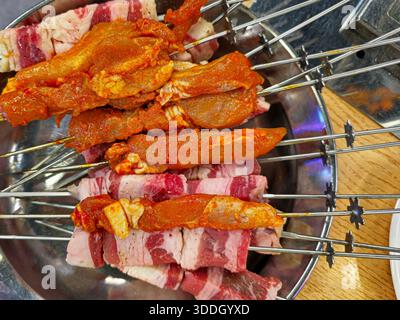 Brochettes de viande et de poulet sur une assiette argentée Banque D'Images