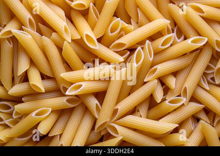 RAW Organic Dry Penne Pasta, vue de dessus. En hauteur, pose à plat, par le haut. Banque D'Images