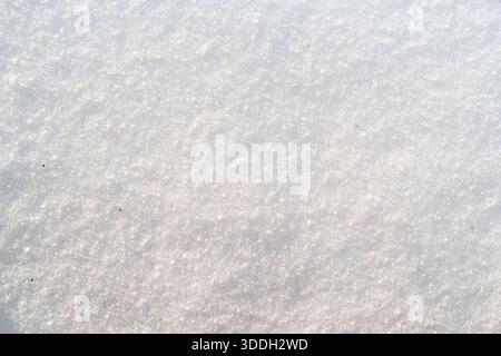 Macro gros plan de texture de neige blanche étincelante. Fond de glace cristalline scintillant. Motif naturel haute clé pour le design et la toile de fond. Banque D'Images