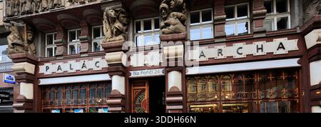 Reliefs représentant la Légion tchécoslovaque, une force militaire volontaire de la première Guerre mondiale, sur l'ancienne banque des Légions tchécoslovaques, rue Na Poříčí, Banque D'Images