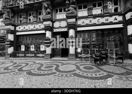 Reliefs représentant la Légion tchécoslovaque, une force militaire volontaire de la première Guerre mondiale, sur l'ancienne banque des Légions tchécoslovaques, rue Na Poříčí, Banque D'Images