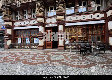 Reliefs représentant la Légion tchécoslovaque, une force militaire volontaire de la première Guerre mondiale, sur l'ancienne banque des Légions tchécoslovaques, rue Na Poříčí, Banque D'Images