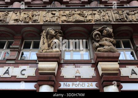 Reliefs représentant la Légion tchécoslovaque, une force militaire volontaire de la première Guerre mondiale, sur l'ancienne banque des Légions tchécoslovaques, rue Na Poříčí, Banque D'Images