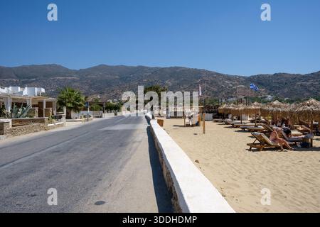 IOS, Grèce - 3 septembre 2025 : vue sur la rue locale menant à côté de la célèbre plage de Mylopotas à iOS Grèce Banque D'Images
