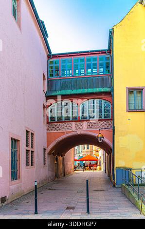Passage aérien entre l'Hôtel de ville L'Hôtel de ville bâtiments de l'Hôtel de ville avec des murs colorés et arche dans la vieille ville Mulhouse centre historique, ALSA Banque D'Images