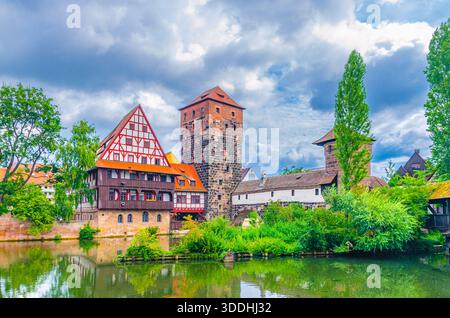 Musée de la Maison des exécutants, ancien bâtiment médiéval du Wine Depot, château d'eau de Wasserturm et pont des exécutants sur la rivière Pegnitz dans la vieille ville de Nuremb Banque D'Images