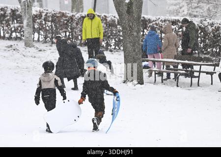Enköping 20260101 Storm Anna a emménagé à Enköping le jour de l'an avec de fortes chutes de neige.photo : Fredrik Sandberg/TT/Code 10080 ce texte est traduit automatiquement crédit : TT News Agency/Alamy Live News Banque D'Images