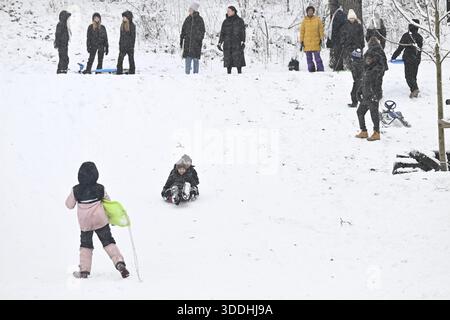 Enköping 20260101 Storm Anna a emménagé à Enköping le jour de l'an avec de fortes chutes de neige.photo : Fredrik Sandberg/TT/Code 10080 ce texte est traduit automatiquement crédit : TT News Agency/Alamy Live News Banque D'Images