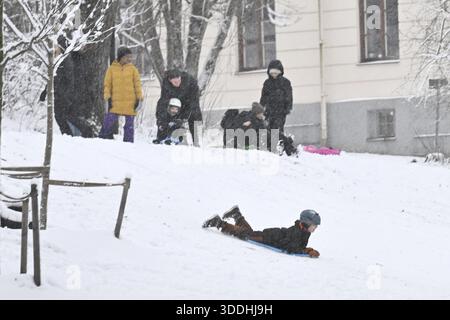 Enköping 20260101 Storm Anna a emménagé à Enköping le jour de l'an avec de fortes chutes de neige.photo : Fredrik Sandberg/TT/Code 10080 ce texte est traduit automatiquement crédit : TT News Agency/Alamy Live News Banque D'Images