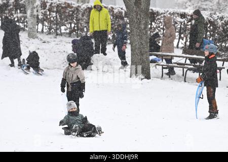 Enköping 20260101 Storm Anna a emménagé à Enköping le jour de l'an avec de fortes chutes de neige.photo : Fredrik Sandberg/TT/Code 10080 ce texte est traduit automatiquement crédit : TT News Agency/Alamy Live News Banque D'Images