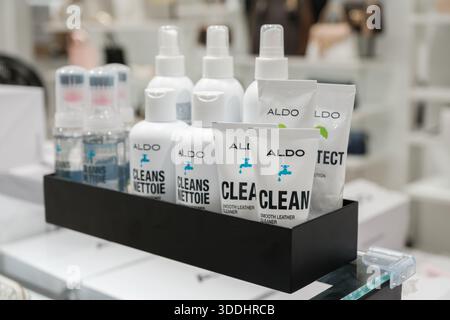Penang, Malaisie - 16 octobre 2025 : les produits d'entretien du cuir ALDO comprennent des nettoyants et des protecteurs dans des bouteilles en plastique blanc Banque D'Images
