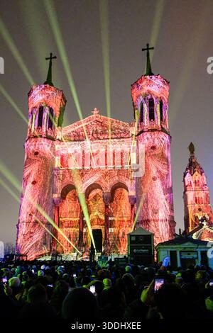 Spectacle son et lumière dans la région des lumières à la Basilique notre Dame de Fourvière, spectacle présenté par la région Auvergne-Rhône-Alpes. Banque D'Images