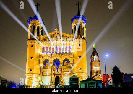 Spectacle son et lumière dans la région des lumières à la Basilique notre Dame de Fourvière, spectacle présenté par la région Auvergne-Rhône-Alpes. Banque D'Images