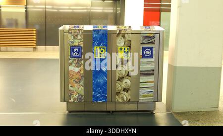 Station de recyclage intérieure avec bacs séparés pour les canettes en plastique et le papier. Bac de tri des déchets à plusieurs compartiments dans un bâtiment moderne. Réf. Multi-compartiments Banque D'Images