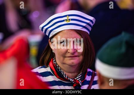 Alexandra Palace, Londres, Royaume-Uni. 1er janvier 2026. 2025 PDC Paddy Power World Darts Championship Day dix-huit ; les fans en tenue de fantaisie à l'intérieur de l'Alexandra Palace, Londres crédit : action plus Sports/Alamy Live News Banque D'Images