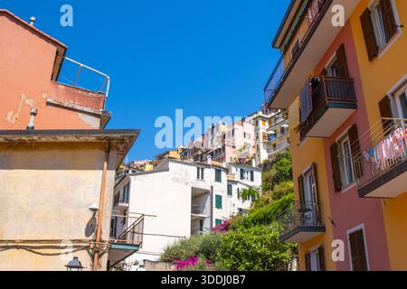 Volets italiens sur le balcon des fenêtres de la maison multicolore. L'été aux Cinque Terre. Façade de maison de bâtiment d'architecture. Banque D'Images